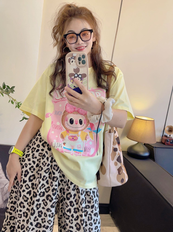 Pamut póló, anime karikatúra nyomott mintával, kerek nyakú, rövid ujjú, közepes hosszúságú