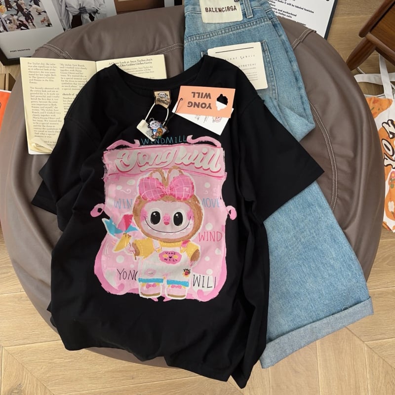 Pamut póló, anime karikatúra nyomott mintával, kerek nyakú, rövid ujjú, közepes hosszúságú