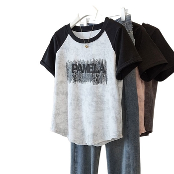 Poliészteres póló betűmintával, lazán szabott, rövid ujjú, kerek nyak