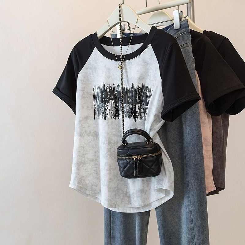 Poliészteres póló betűmintával, lazán szabott, rövid ujjú, kerek nyak