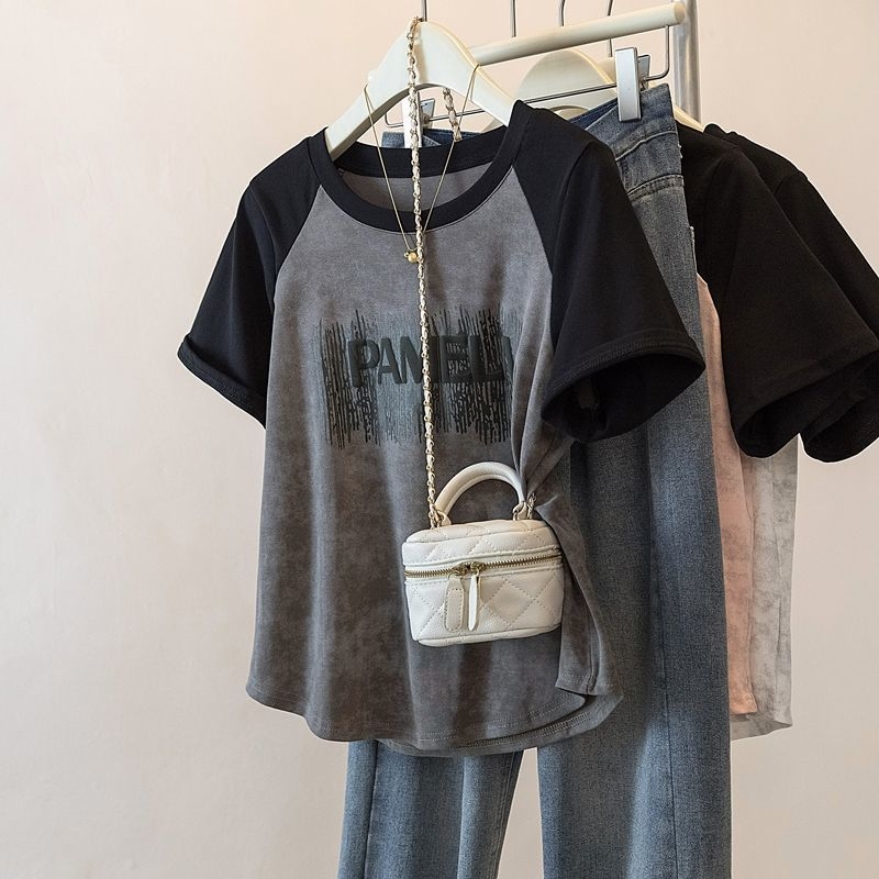 Poliészteres póló betűmintával, lazán szabott, rövid ujjú, kerek nyak