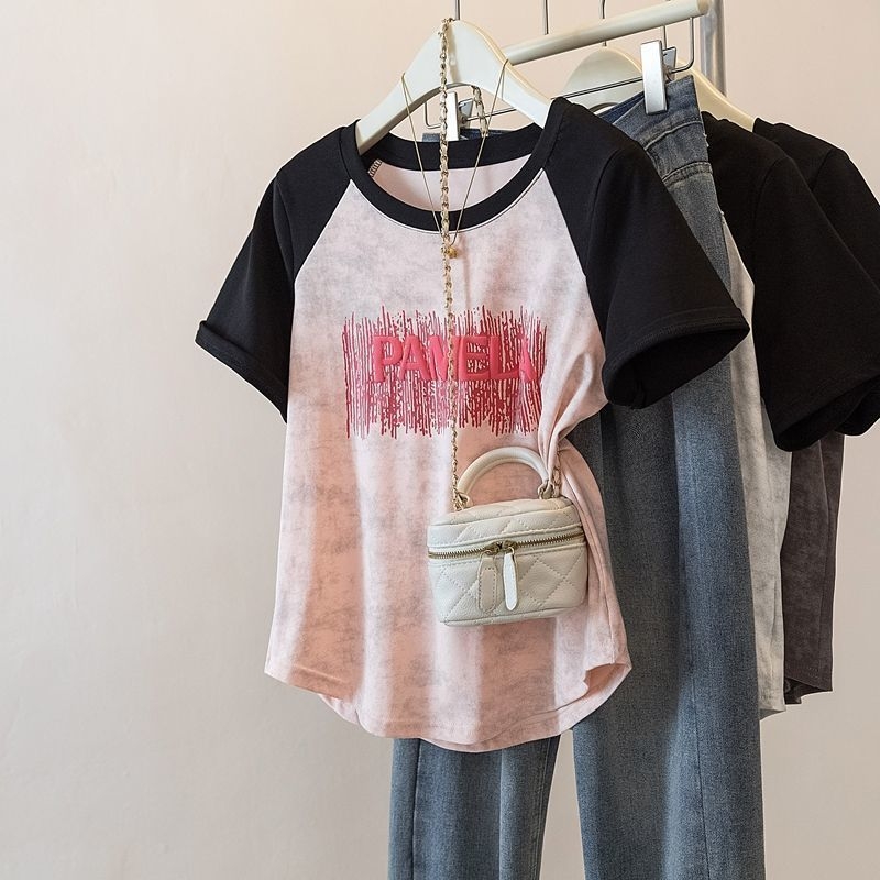 Poliészteres póló betűmintával, lazán szabott, rövid ujjú, kerek nyak