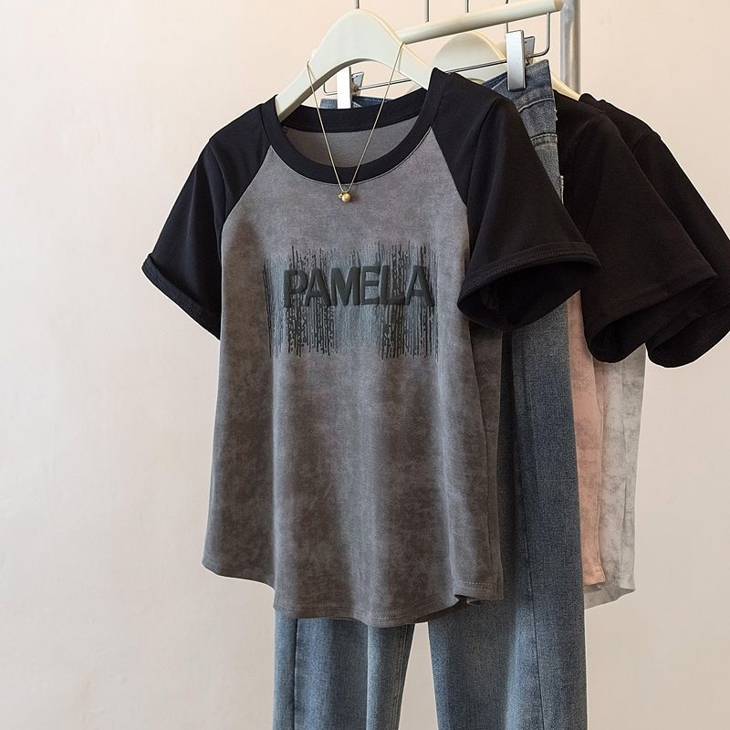 Poliészteres póló betűmintával, lazán szabott, rövid ujjú, kerek nyak