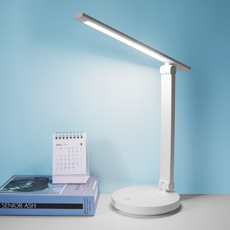 LED stolna lampa za studente: sklopni dugi krak, s ugrađenom litijskom baterijom i mogućnošću napajanja iz mreže, dodirni prekidač, noćna lampica i lampica za učenje