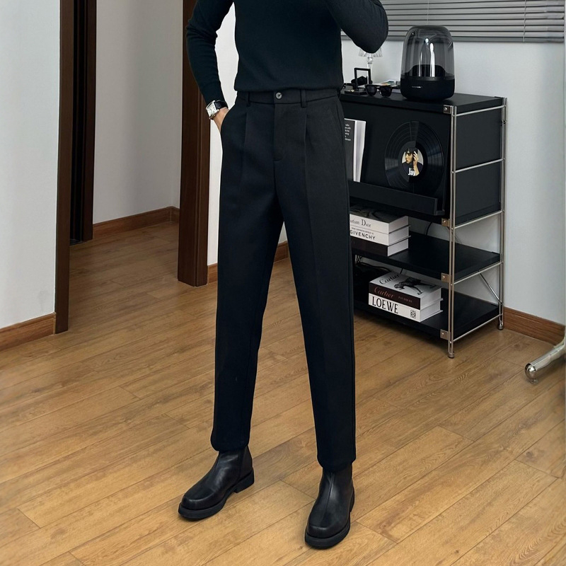 Zimske hlače ravnog kroja, mikroelastične, bez glačanja, smjesa kemijskih vlakana, 79% poliestera.