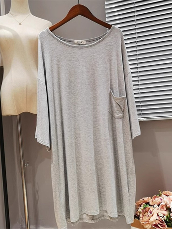 Modalna T‑shirt haljina, okrugli izrez, kratki rukavi, opušten kroj, srednja duljina 65-80 cm