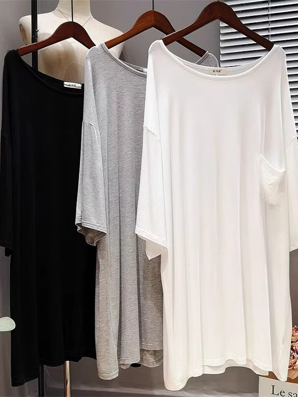 Modalna T‑shirt haljina, okrugli izrez, kratki rukavi, opušten kroj, srednja duljina 65-80 cm