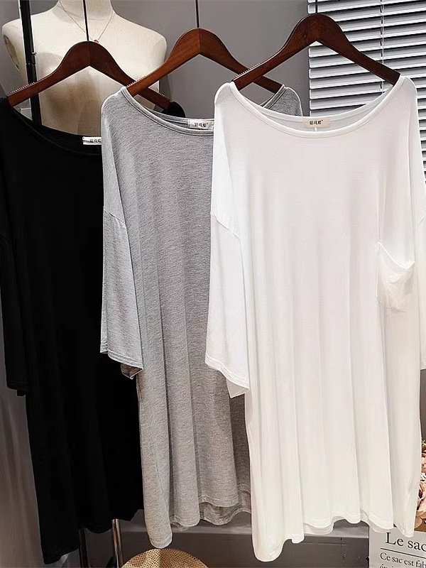 Modalna T‑shirt haljina, okrugli izrez, kratki rukavi, opušten kroj, srednja duljina 65-80 cm