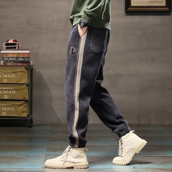 Muške corduroy jogger hlače s fleec podstavom, opuštenog kroja, srednji pojas, vezanje šnuralom, sportsko- svakodnevne