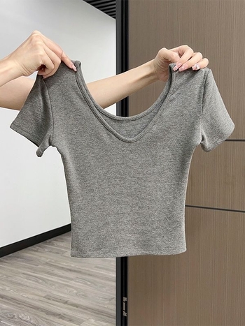 Tricou din bumbac cu decolteu în V, mâneci scurte, croială slim, lungime scurtă