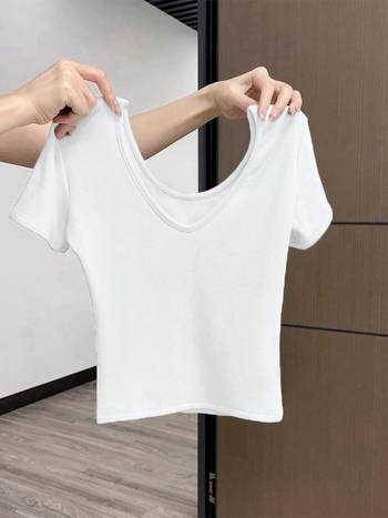 Tricou din bumbac cu decolteu în V, mâneci scurte, croială slim, lungime scurtă