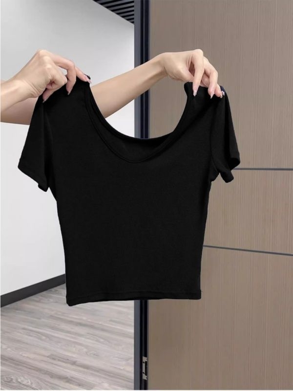 Tricou din bumbac cu decolteu în V, mâneci scurte, croială slim, lungime scurtă