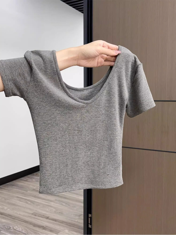 Tricou din bumbac cu decolteu în V, mâneci scurte, croială slim, lungime scurtă