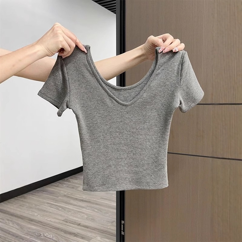 Tricou din bumbac cu decolteu în V, mâneci scurte, croială slim, lungime scurtă