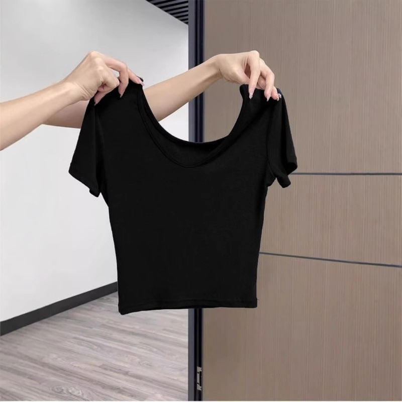 Tricou din bumbac cu decolteu în V, mâneci scurte, croială slim, lungime scurtă