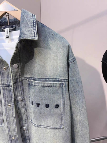 Hong Kong-stílusú dzseki, rever gallérral, egysoros gombolás, laza szabás, háromdimenziós patch zseb