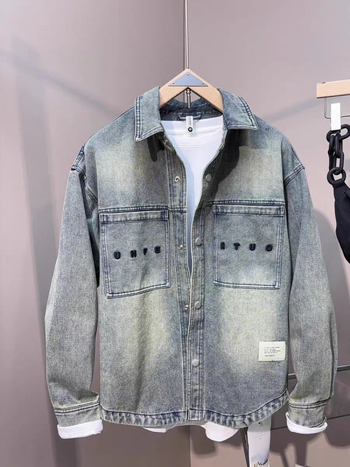 Hong Kong-stílusú dzseki, rever gallérral, egysoros gombolás, laza szabás, háromdimenziós patch zseb