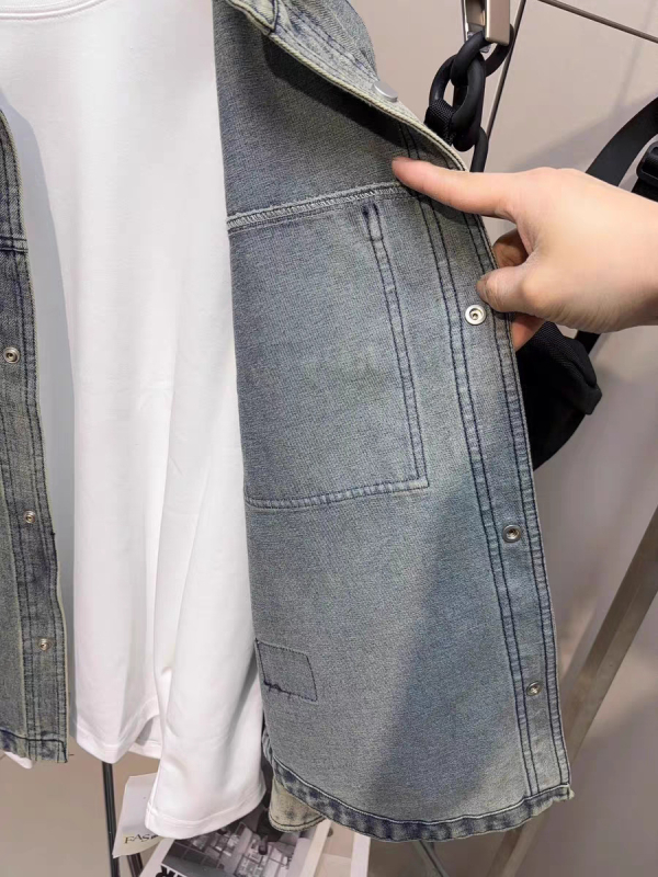 Hong Kong-stílusú dzseki, rever gallérral, egysoros gombolás, laza szabás, háromdimenziós patch zseb