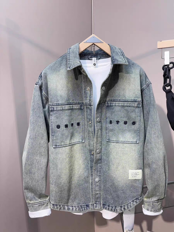 Hong Kong-stílusú dzseki, rever gallérral, egysoros gombolás, laza szabás, háromdimenziós patch zseb