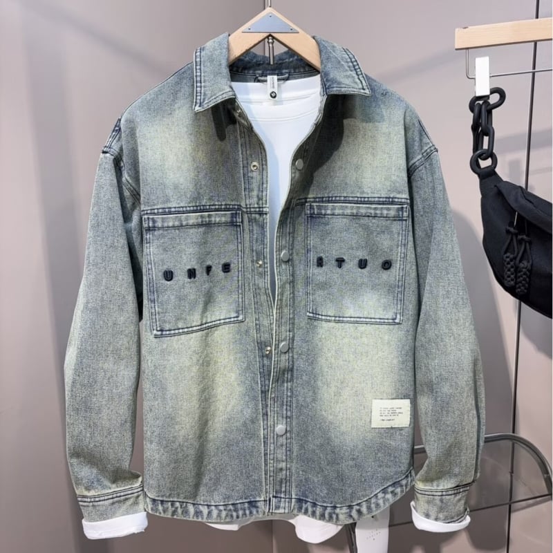 Hong Kong-stílusú dzseki, rever gallérral, egysoros gombolás, laza szabás, háromdimenziós patch zseb