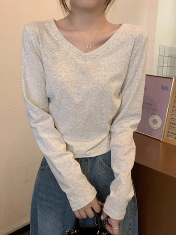 Tricou din bumbac cu mâneci lungi, decolteu în V, croială slim, lungime scurtă