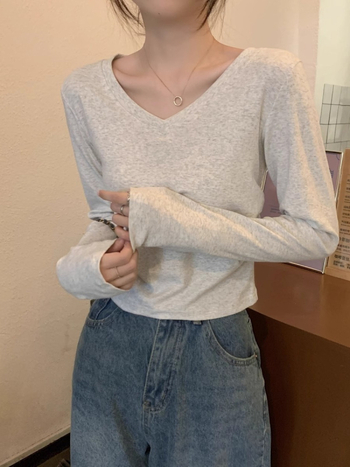 Tricou din bumbac cu mâneci lungi, decolteu în V, croială slim, lungime scurtă