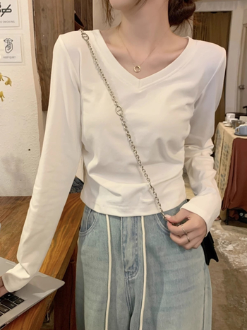 Tricou din bumbac cu mâneci lungi, decolteu în V, croială slim, lungime scurtă