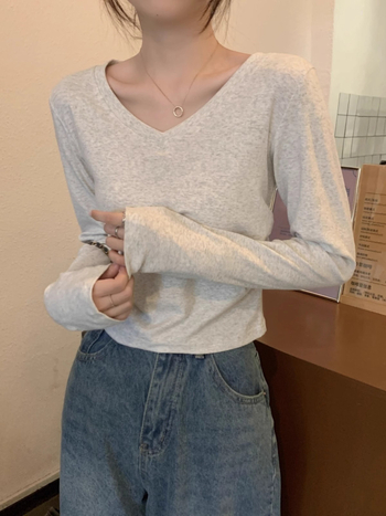 Tricou din bumbac cu mâneci lungi, decolteu în V, croială slim, lungime scurtă