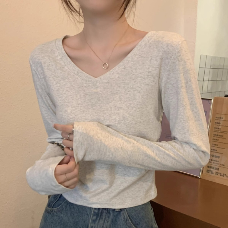 Tricou din bumbac cu mâneci lungi, decolteu în V, croială slim, lungime scurtă