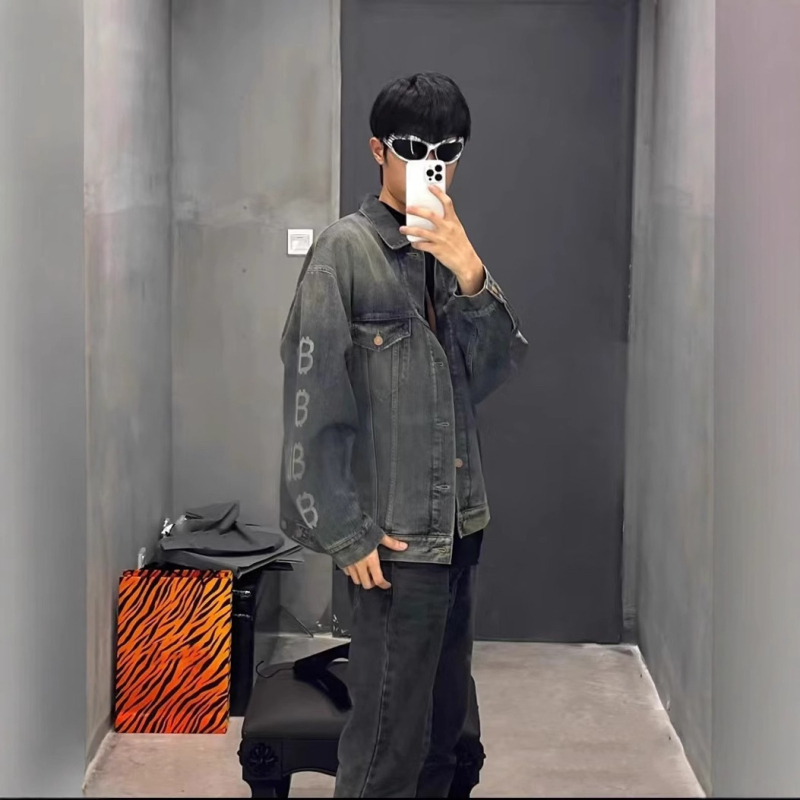 Pamut denim dzseki, laza szabás, reveres gallér, egyrészes gombolás, patch zsebek