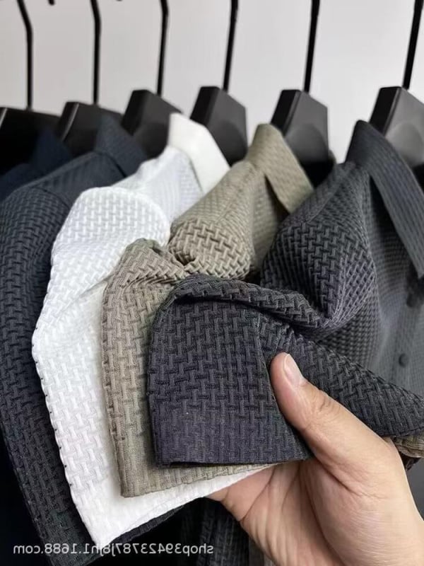 Поло риза от ледено копринена бързосъхнеща материя, жакардова яка, къси ръкави, тесен силует, гънки, дишаща нейлонова тъкан