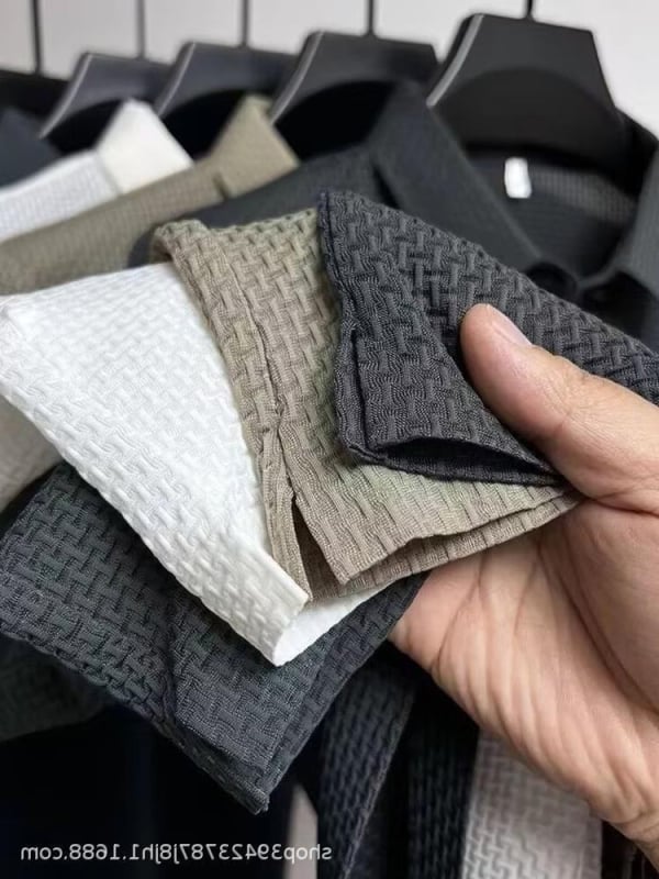 Поло риза от ледено копринена бързосъхнеща материя, жакардова яка, къси ръкави, тесен силует, гънки, дишаща нейлонова тъкан