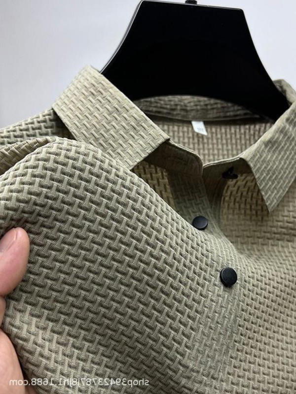 Поло риза от ледено копринена бързосъхнеща материя, жакардова яка, къси ръкави, тесен силует, гънки, дишаща нейлонова тъкан