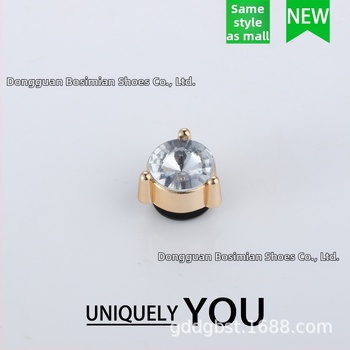 Crocs‑štýl papuče príslušenstvo s kovovým rhinestone kvetom a sponou v tvare basketbalu – vhodné pre sandále, celoročné nosenie