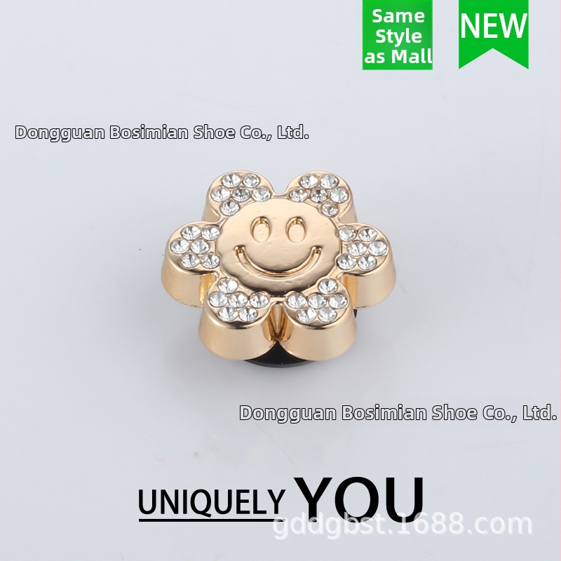 Crocs‑štýl papuče príslušenstvo s kovovým rhinestone kvetom a sponou v tvare basketbalu – vhodné pre sandále, celoročné nosenie