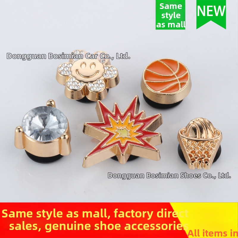 Crocs‑štýl papuče príslušenstvo s kovovým rhinestone kvetom a sponou v tvare basketbalu – vhodné pre sandále, celoročné nosenie