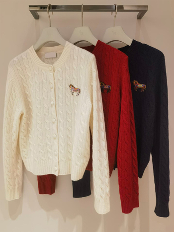 Ζακέτα πλεκτή από ανάμεικτη κασμίρ με κέντημα αλόγου, παχιά ύφανση, στρογγυλός λαιμός, κουμπιά στο μπροστινό μέρος, μακριά μανίκια, χειμώνας 2025