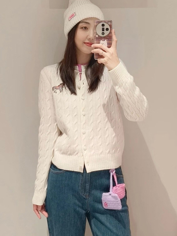 Ζακέτα πλεκτή από ανάμεικτη κασμίρ με κέντημα αλόγου, παχιά ύφανση, στρογγυλός λαιμός, κουμπιά στο μπροστινό μέρος, μακριά μανίκια, χειμώνας 2025