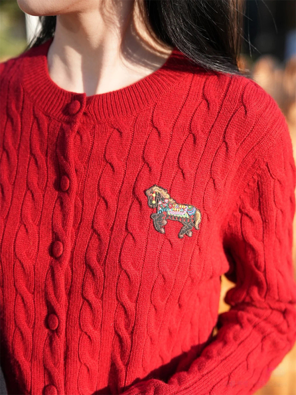 Ζακέτα πλεκτή από ανάμεικτη κασμίρ με κέντημα αλόγου, παχιά ύφανση, στρογγυλός λαιμός, κουμπιά στο μπροστινό μέρος, μακριά μανίκια, χειμώνας 2025