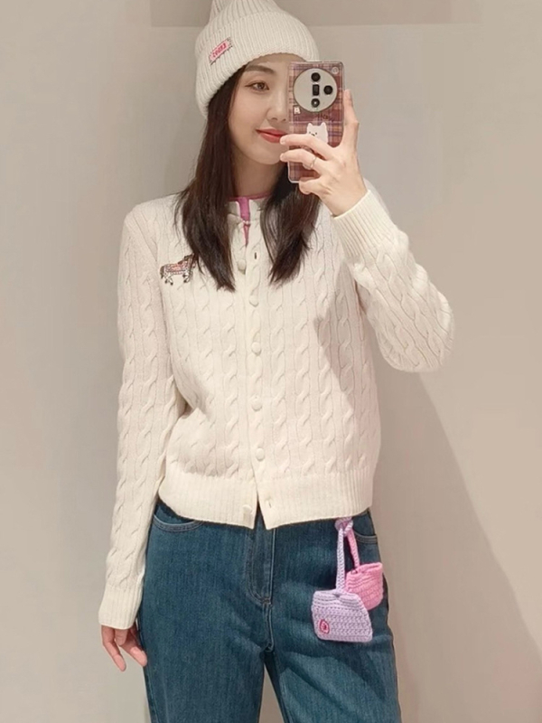 Ζακέτα πλεκτή από ανάμεικτη κασμίρ με κέντημα αλόγου, παχιά ύφανση, στρογγυλός λαιμός, κουμπιά στο μπροστινό μέρος, μακριά μανίκια, χειμώνας 2025