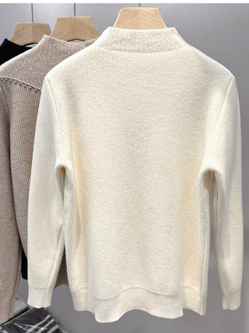 Džemper od flisa s imitacijom visokog ovratnika (mock neck), dugi rukavi, jednobojan, 90–95% akril, opuštena silueta, duljina 50–65 cm