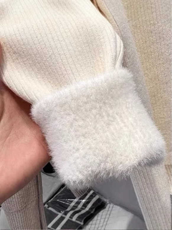 Džemper od flisa s imitacijom visokog ovratnika (mock neck), dugi rukavi, jednobojan, 90–95% akril, opuštena silueta, duljina 50–65 cm