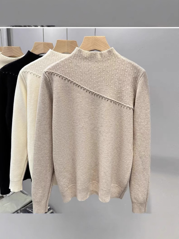 Džemper od flisa s imitacijom visokog ovratnika (mock neck), dugi rukavi, jednobojan, 90–95% akril, opuštena silueta, duljina 50–65 cm