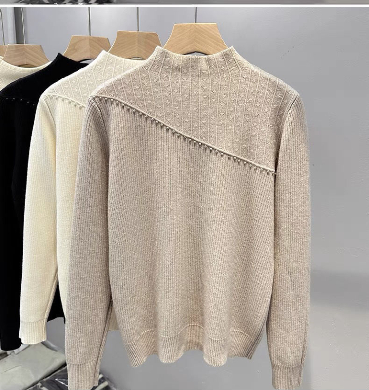 Džemper od flisa s imitacijom visokog ovratnika (mock neck), dugi rukavi, jednobojan, 90–95% akril, opuštena silueta, duljina 50–65 cm