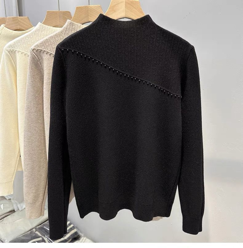 Džemper od flisa s imitacijom visokog ovratnika (mock neck), dugi rukavi, jednobojan, 90–95% akril, opuštena silueta, duljina 50–65 cm