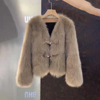 Jakna od umjetne krzna, Chanel stil, kratki kroj, polo ovratnik, proljeće 2025