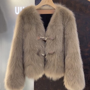 Jakna od umjetne krzna, Chanel stil, kratki kroj, polo ovratnik, proljeće 2025