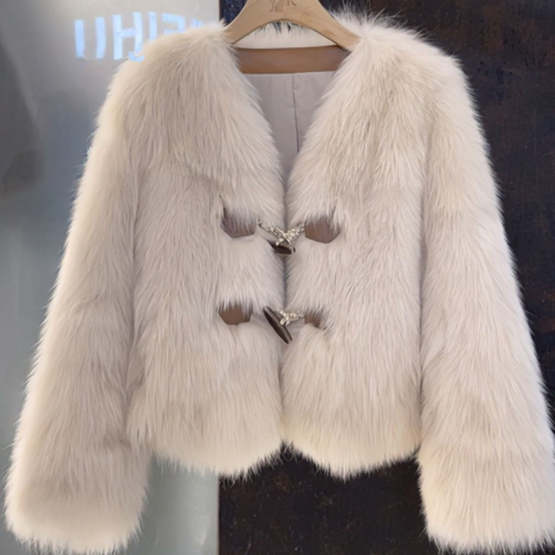 Jakna od umjetne krzna, Chanel stil, kratki kroj, polo ovratnik, proljeće 2025