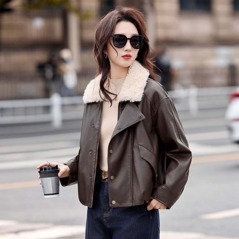 Kožna jakna od kozje kože se kragnom od janjeće vune — kratki kroj, japansko-korejski casual stil, zatvarač, slobodan kroj