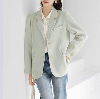 Žensko sako za vitku figuru – ravni kroj, dugi rukavi, poluotvoren ovratnik, jednodobno kopčanje, poliester